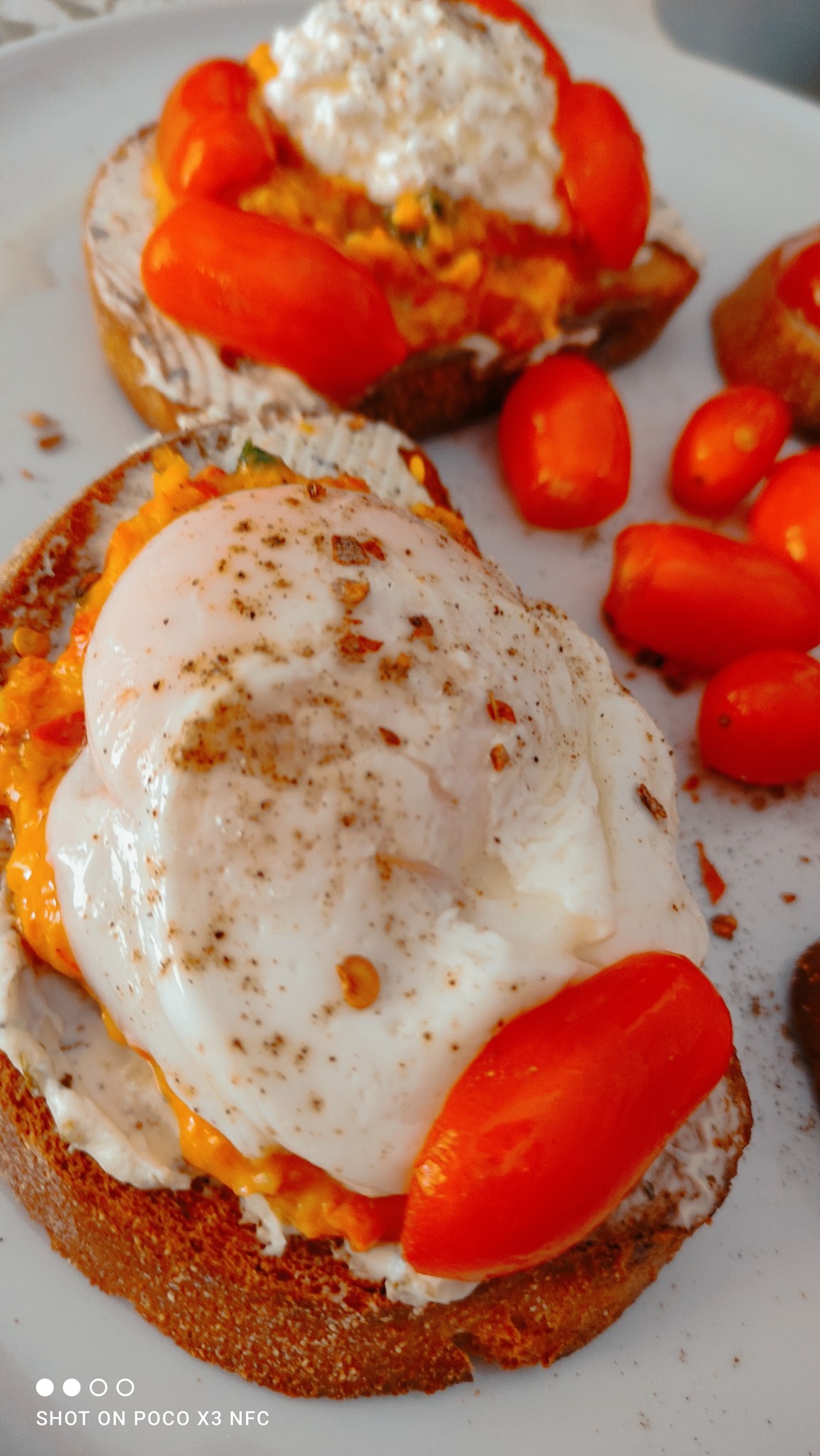 Αυγά ποσέ σε φρυγανισμένο ψωμί με γουακαμόλε για Brunch