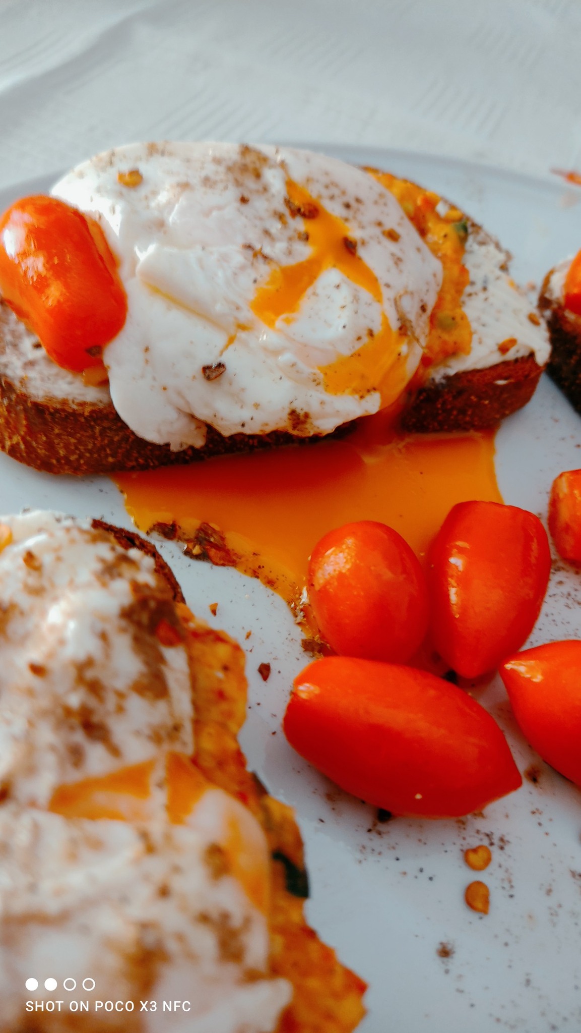 Αυγά ποσέ σε φρυγανισμένο ψωμί με γουακαμόλε για Brunch