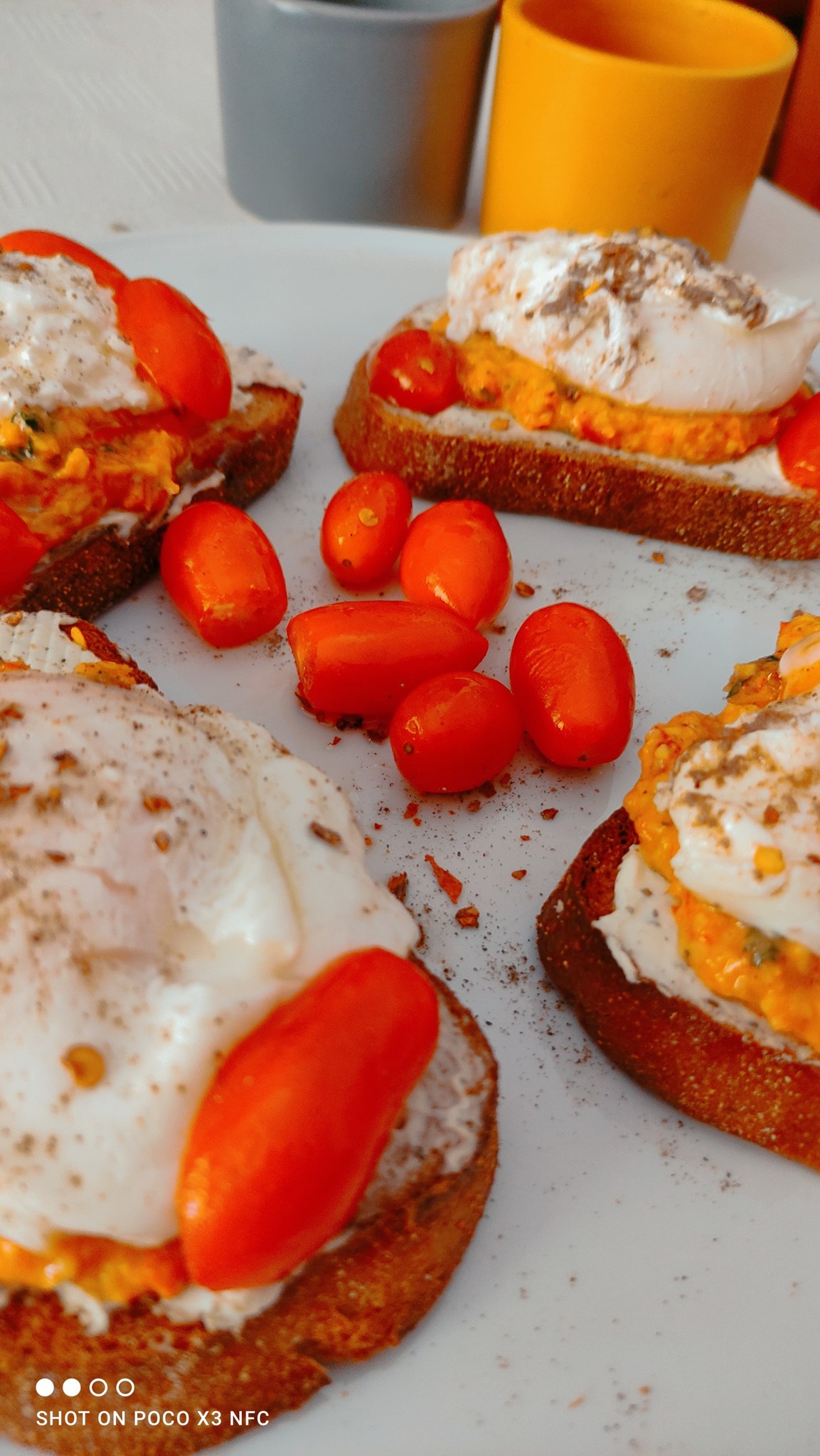 Αυγά ποσέ σε φρυγανισμένο ψωμί με γουακαμόλε για Brunch