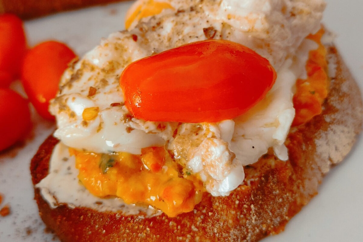 Αυγά ποσέ σε φρυγανισμένο ψωμί με γουακαμόλε για Brunch