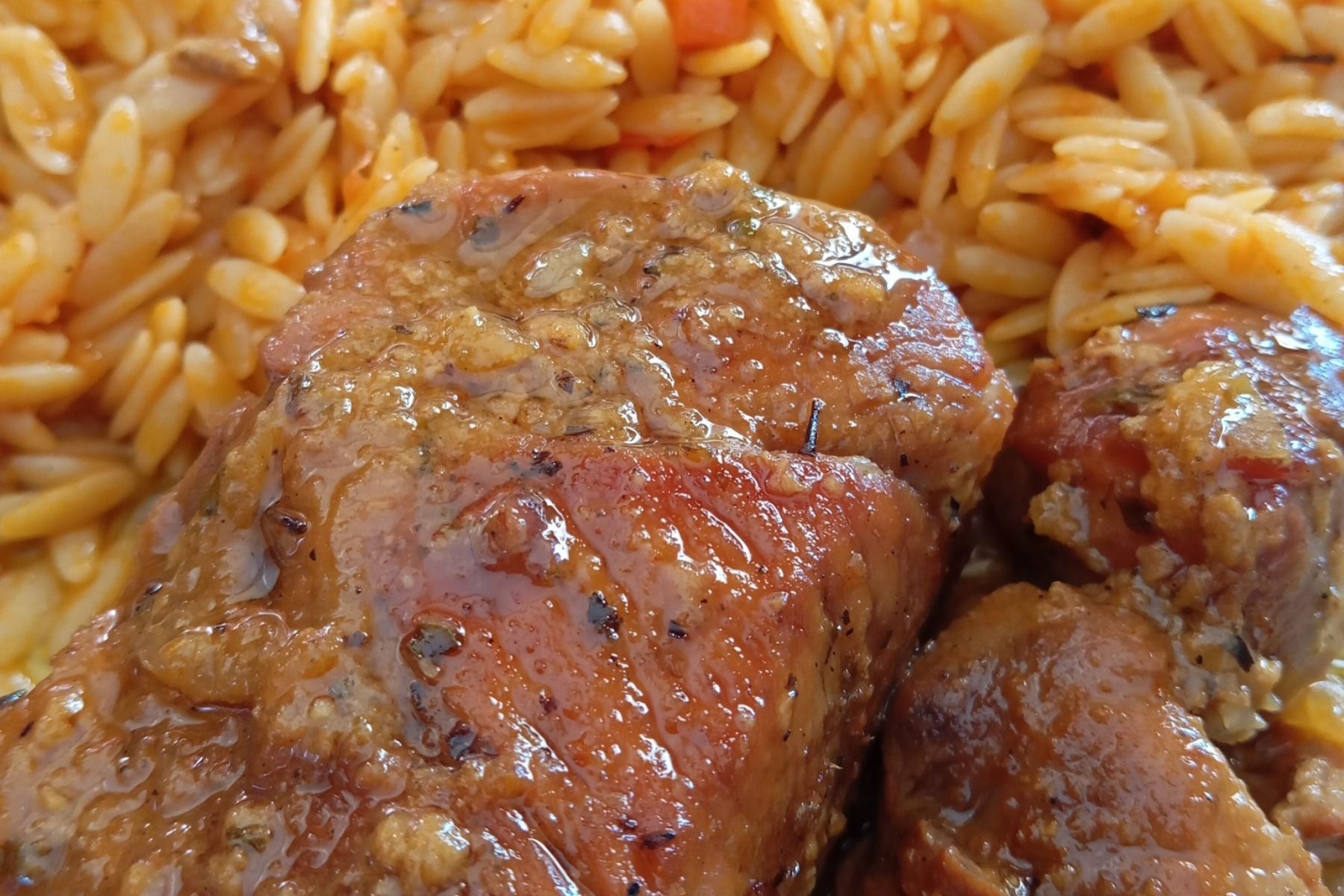 Χοιρινό με μελωμένη σάλτσα στη γάστρα και κοκκινιστό κριθαράκι για το Κυριακάτικο τραπέζι