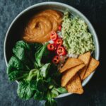 κράκερ-σπανάκι-κρέμα-και-πιπεριές-γεύμα-