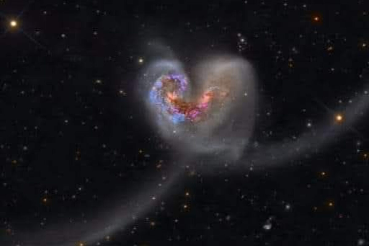 γαλαξίες-σχηματίζουν-καρδιά-