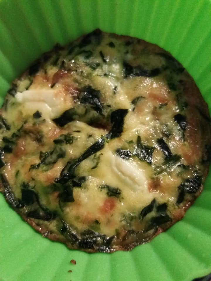 Εύκολα-muffins-με σπανάκι-και γραβιέρα-για το σχολικό κολατσιό-