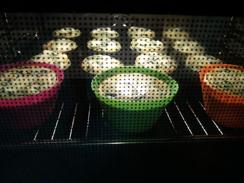 Εύκολα-muffins-με-σπανάκι-και γραβιέρα-για το σχολικό κολατσιό-συνταγή-