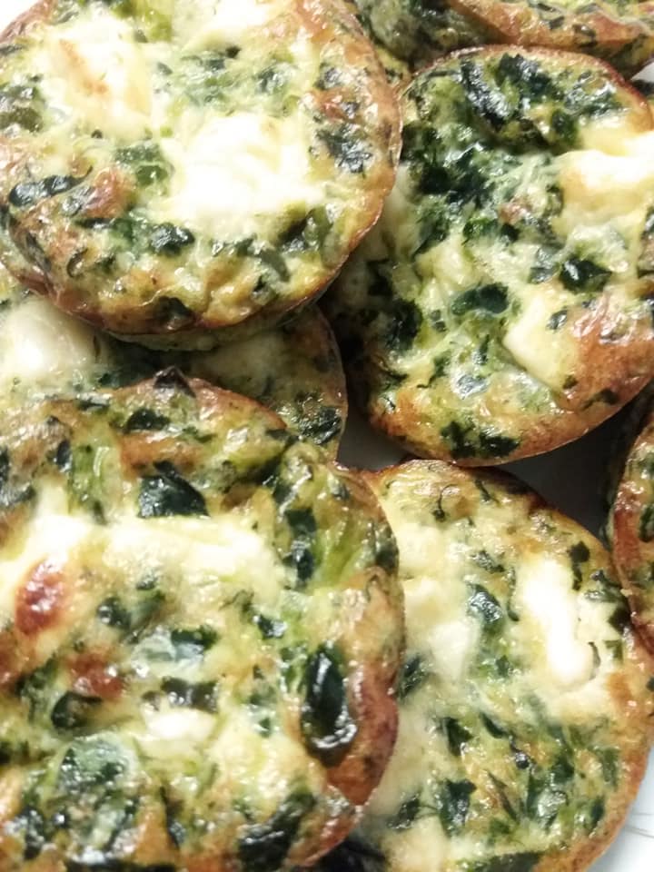 Εύκολα-muffins-με-σπανάκι-και γραβιέρα-για το-σχολικό κολατσιό-συνταγή-
