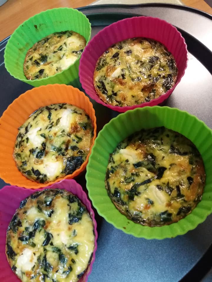 Εύκολα-muffins-με σπανάκι-και γραβιέρα-για το σχολικό κολατσιό-συνταγή-