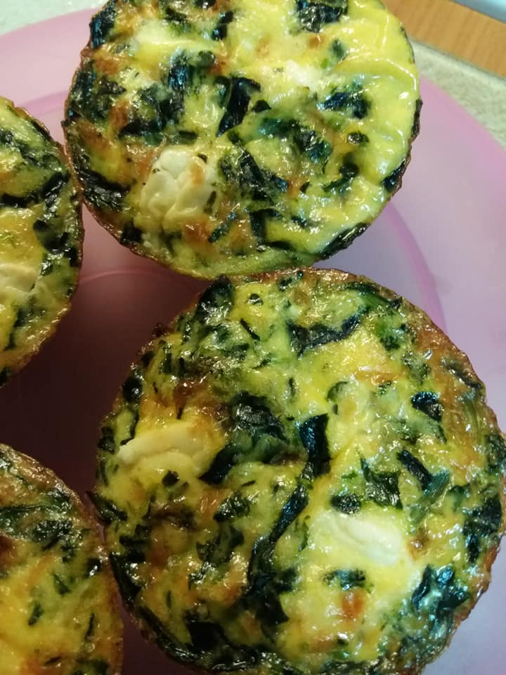 Εύκολα-muffins-με-σπανάκι-και γραβιέρα-για-το-σχολικό κολατσιό-συνταγή-