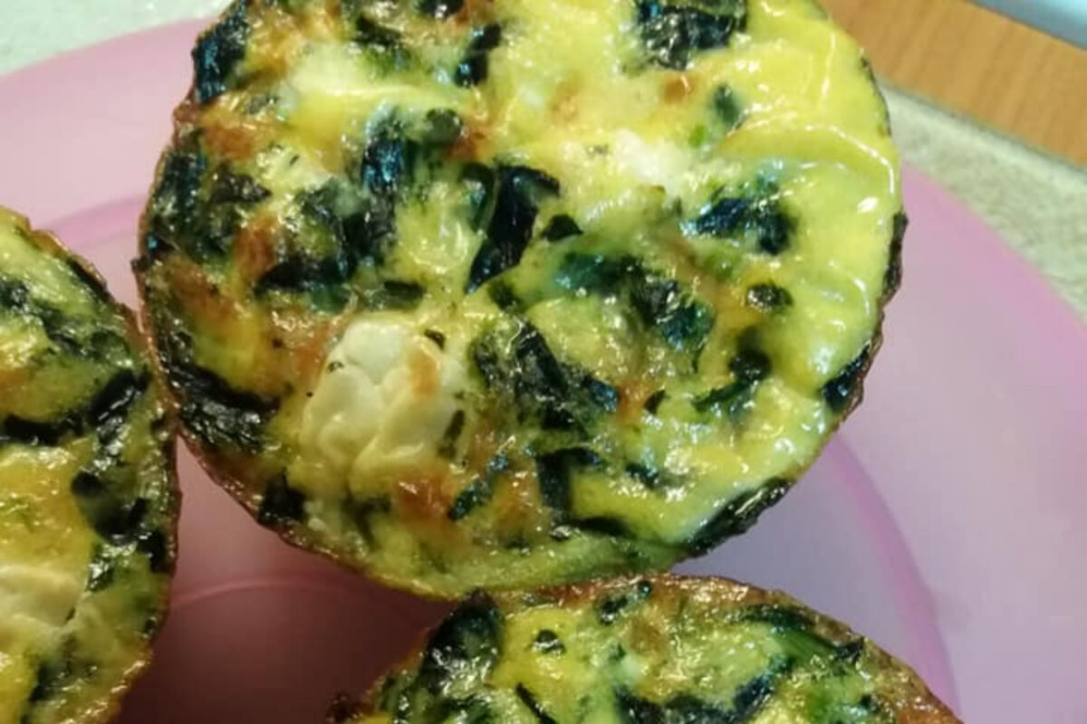 Εύκολα-muffins-με-σπανάκι-και γραβιέρα-για-το-σχολικό κολατσιό-