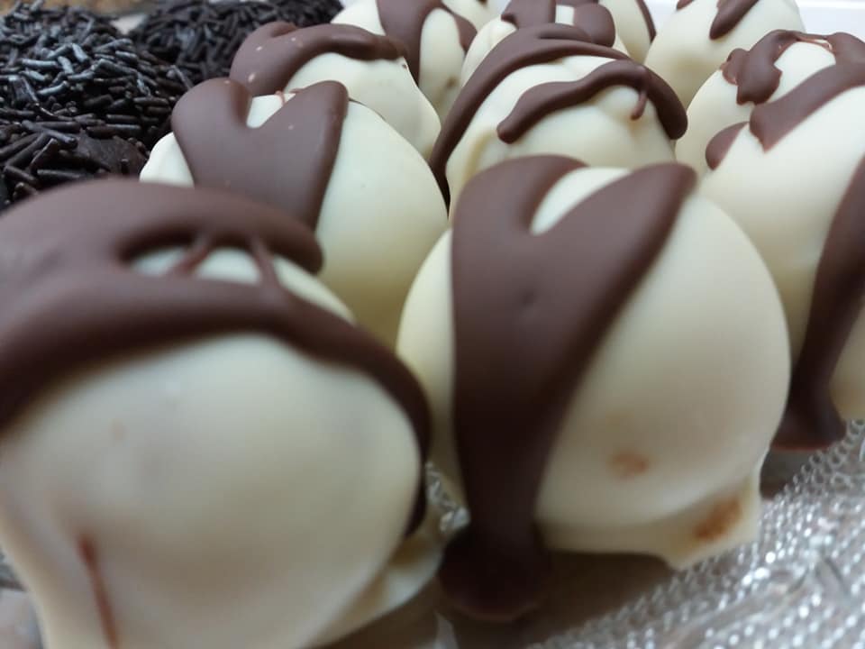 Εύκολα-τρουφάκια-σε δύο διαφορετικές γεύσεις-για γιορτή-