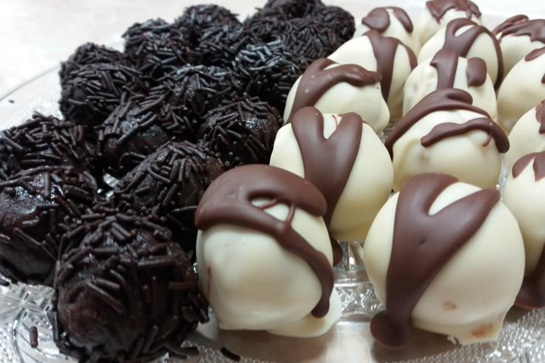 Εύκολα τρουφάκια σε δύο διαφορετικές γεύσεις για γιορτή