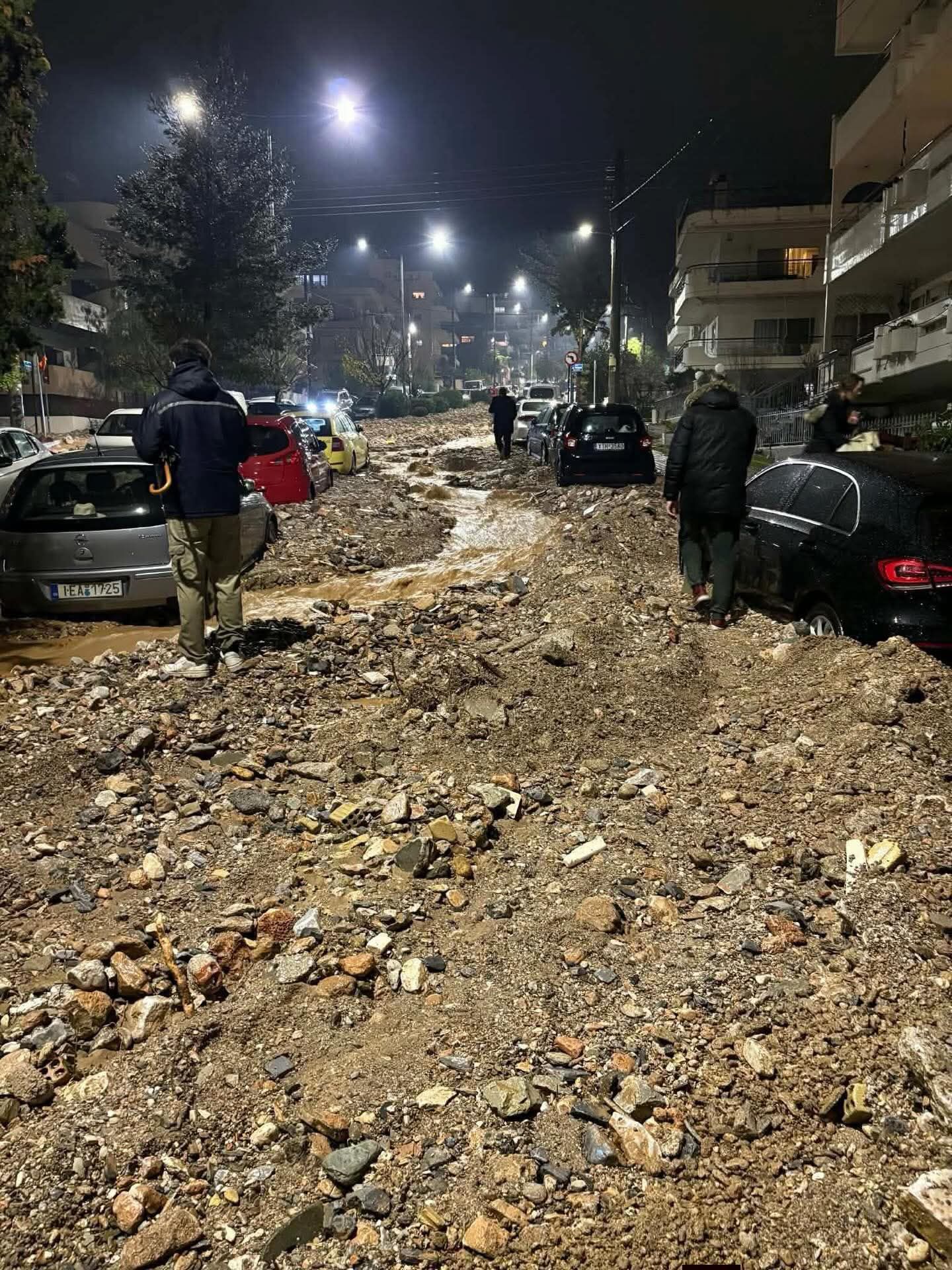 Εικόνες αποκάλυψης στους δρόμους της Γλυφάδας - «Μυρίζει πόλεμο» τονίζει ο Γιάννης Καλλιάνος (Φωτογραφίες και Βίντεο)