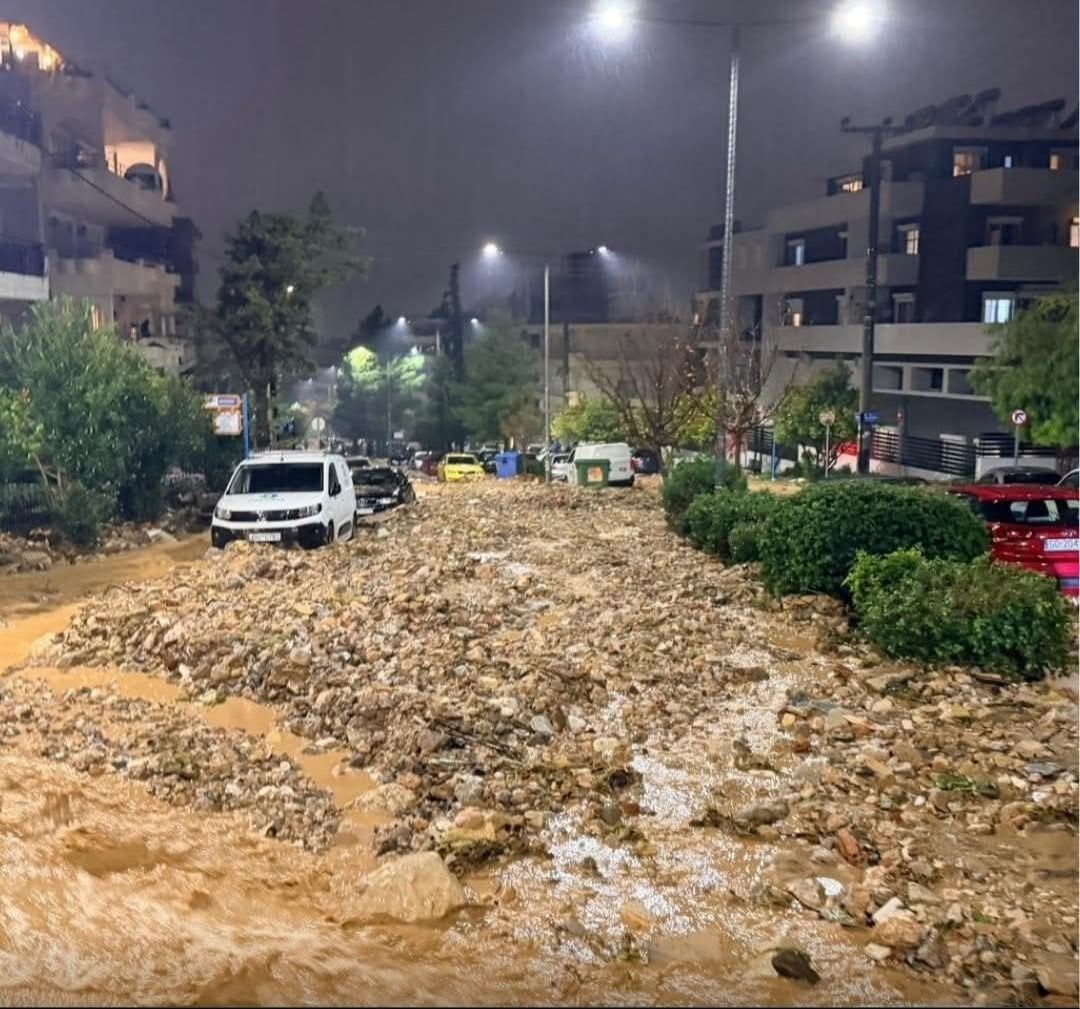 Εικόνες αποκάλυψης στους δρόμους της Γλυφάδας - «Μυρίζει πόλεμο» τονίζει ο Γιάννης Καλλιάνος (Φωτογραφίες και Βίντεο)