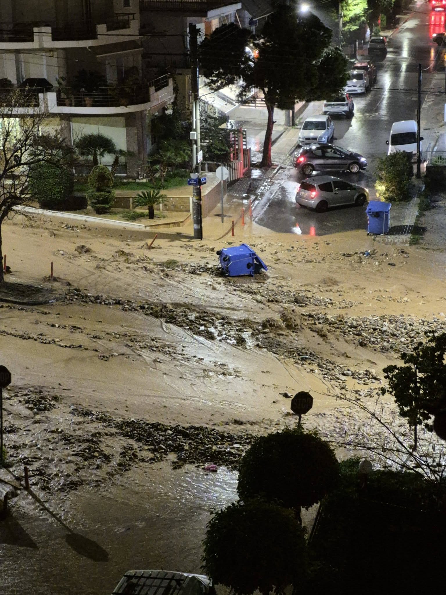 Εικόνες αποκάλυψης στους δρόμους της Γλυφάδας - «Μυρίζει πόλεμο» τονίζει ο Γιάννης Καλλιάνος (Φωτογραφίες και Βίντεο)