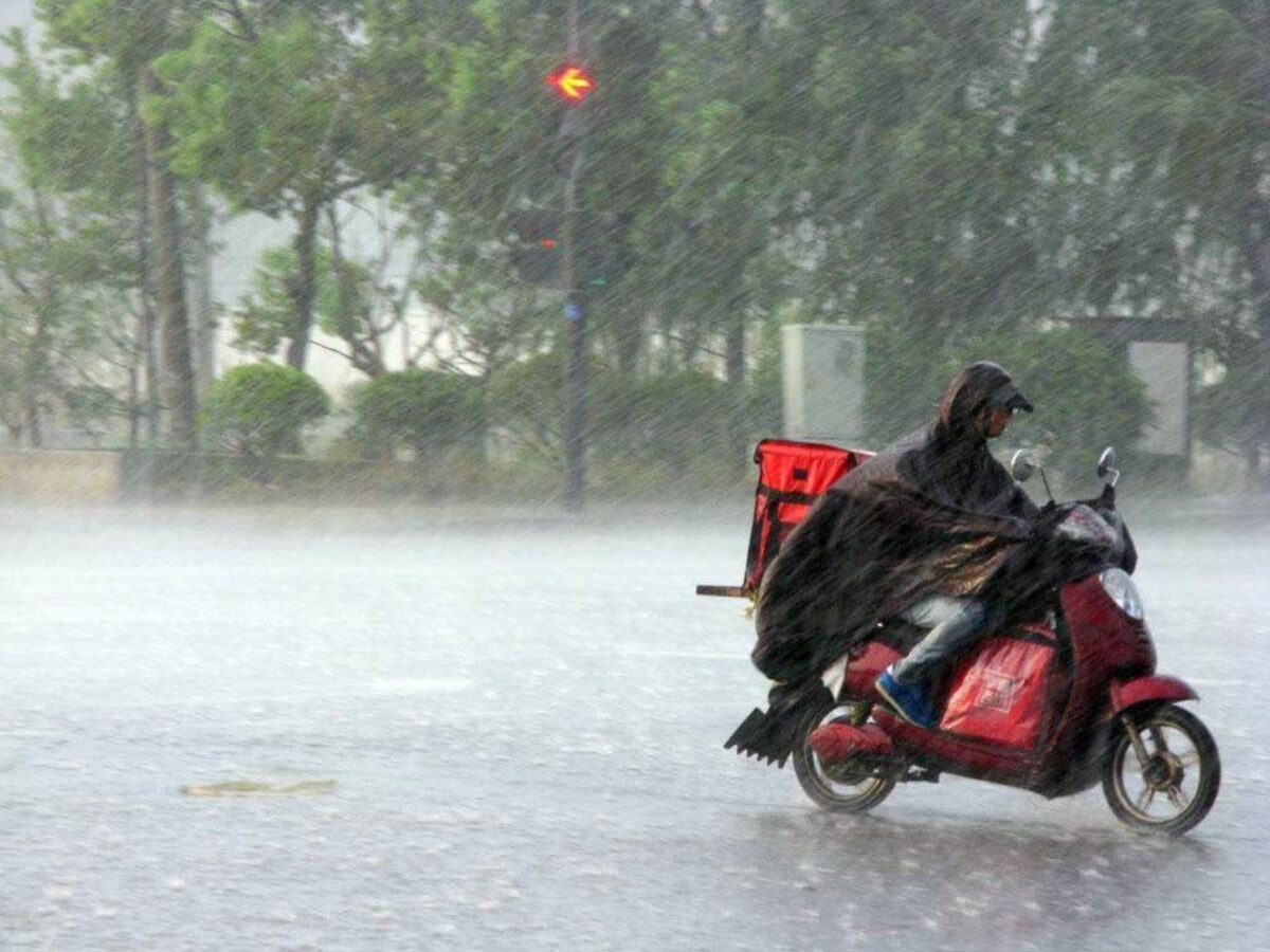 Έκτακτα μέτρα λόγω κακοκαιρίας σε δημόσιο και ιδιωτικό τομέα - Τι ισχύει για τους εργαζόμενους