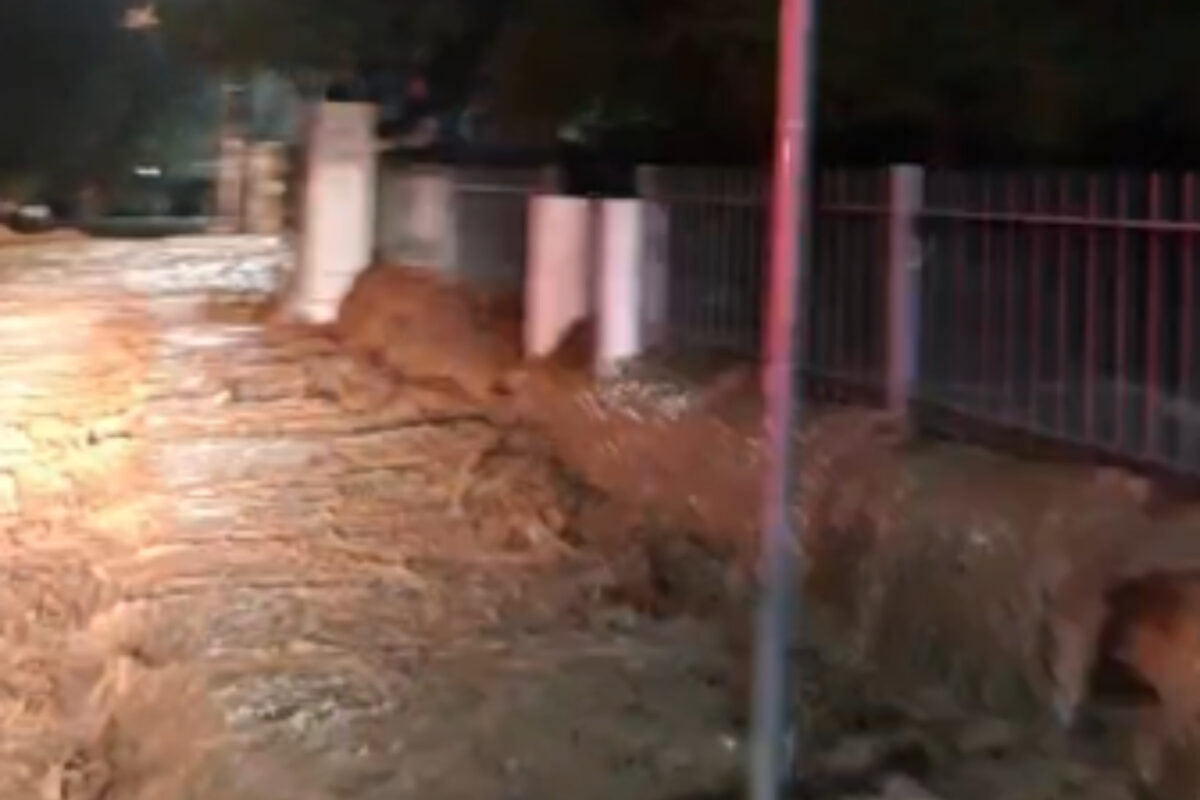 Έκτακτη είδηση: Υπερχείλισε το ρέμα στον Άγιο Ιωάννη - Μήνυμα του 112 για απομάκρυνση των κατοίκων