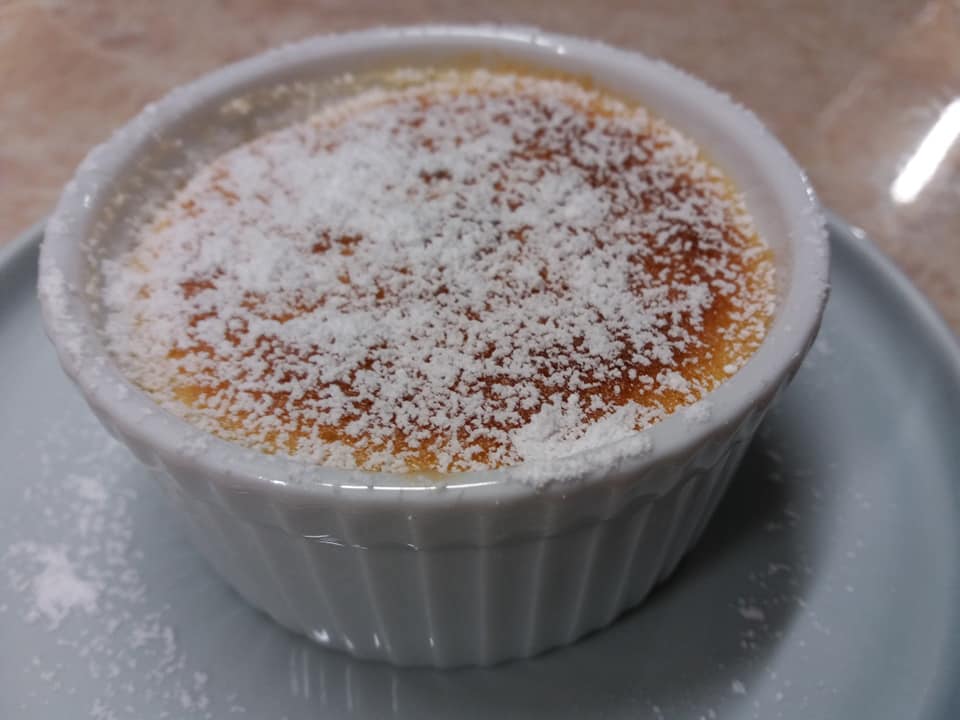 Ελαφριές ατομικές πουτίγκες λεμονιού