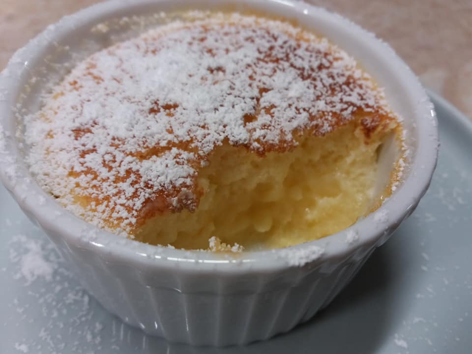 Ελαφριές ατομικές πουτίγκες λεμονιού