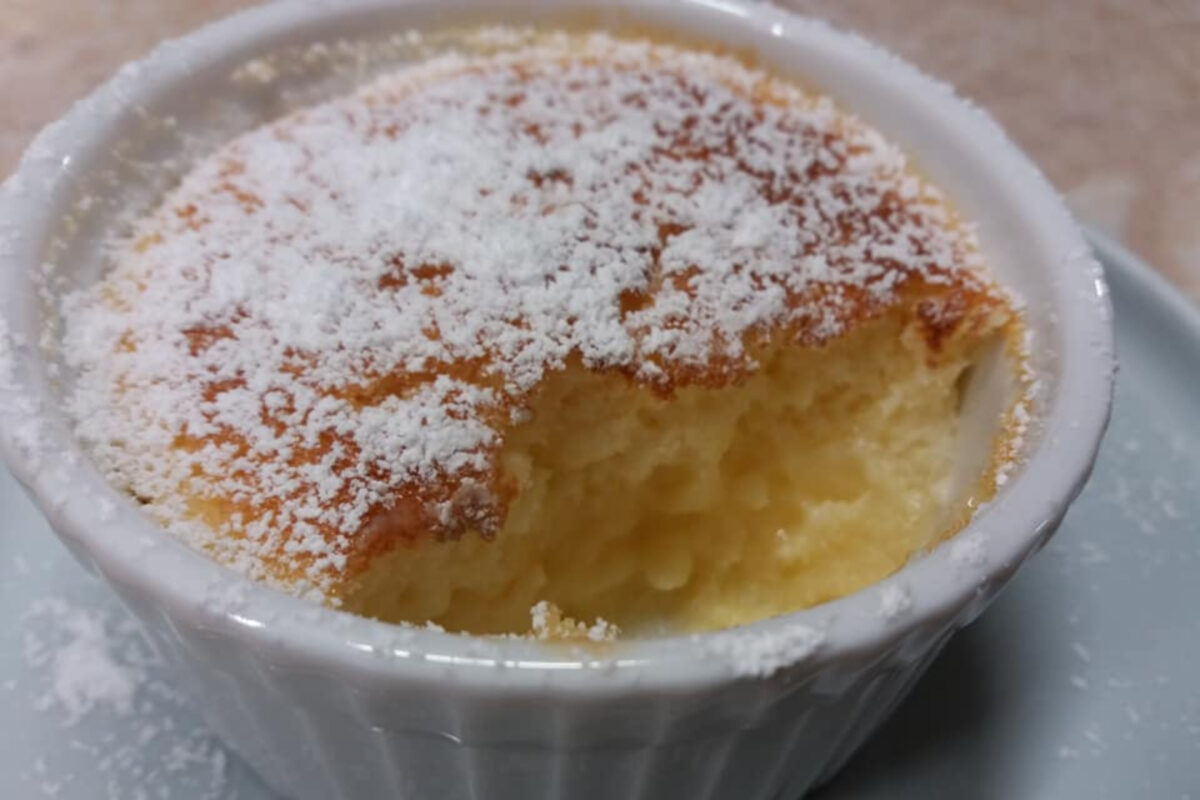 Ελαφριές ατομικές πουτίγκες λεμονιού