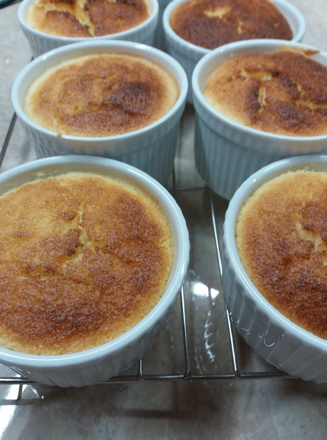 Ελαφριές ατομικές πουτίγκες λεμονιού