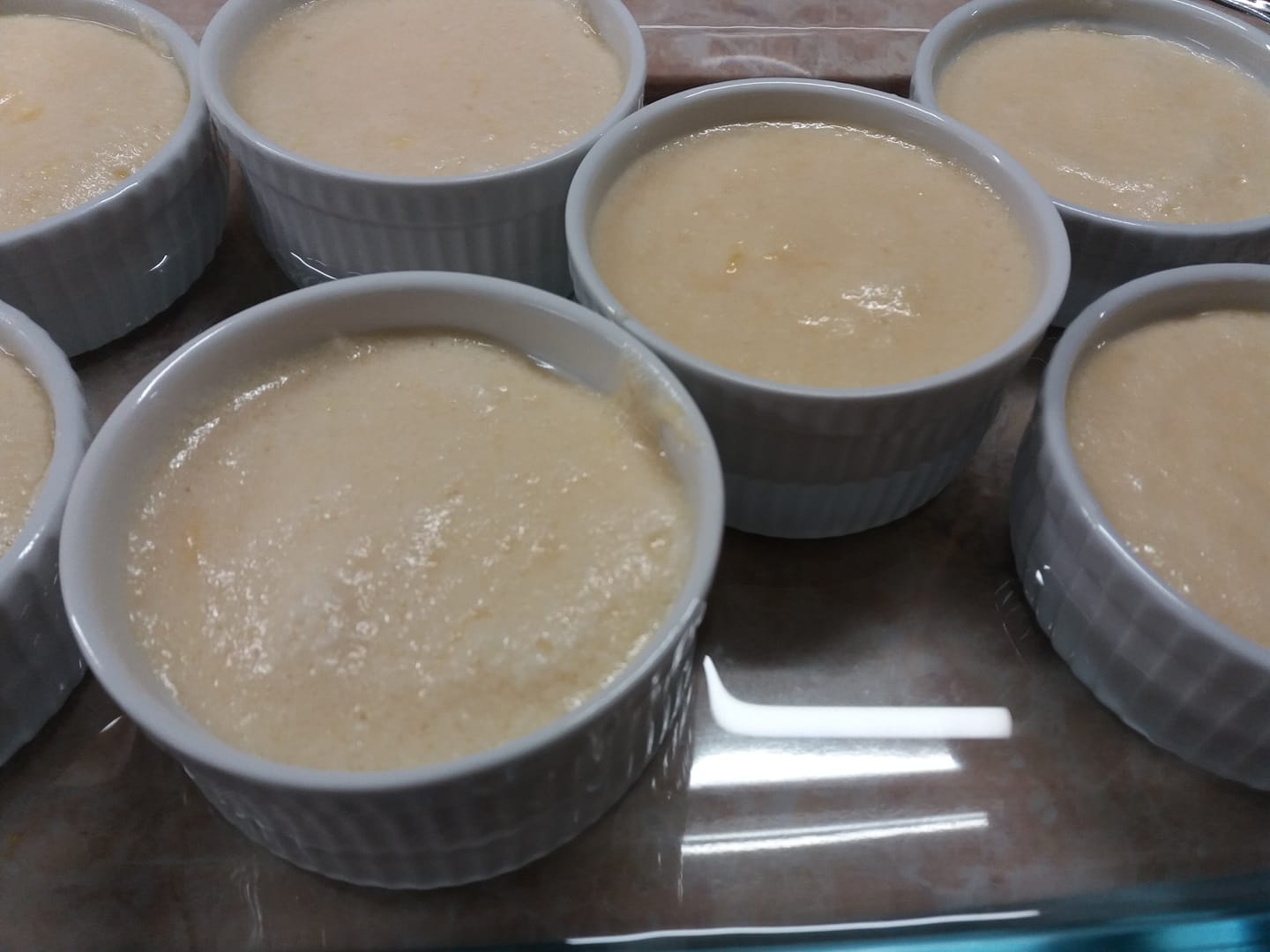 Ελαφριές ατομικές πουτίγκες λεμονιού