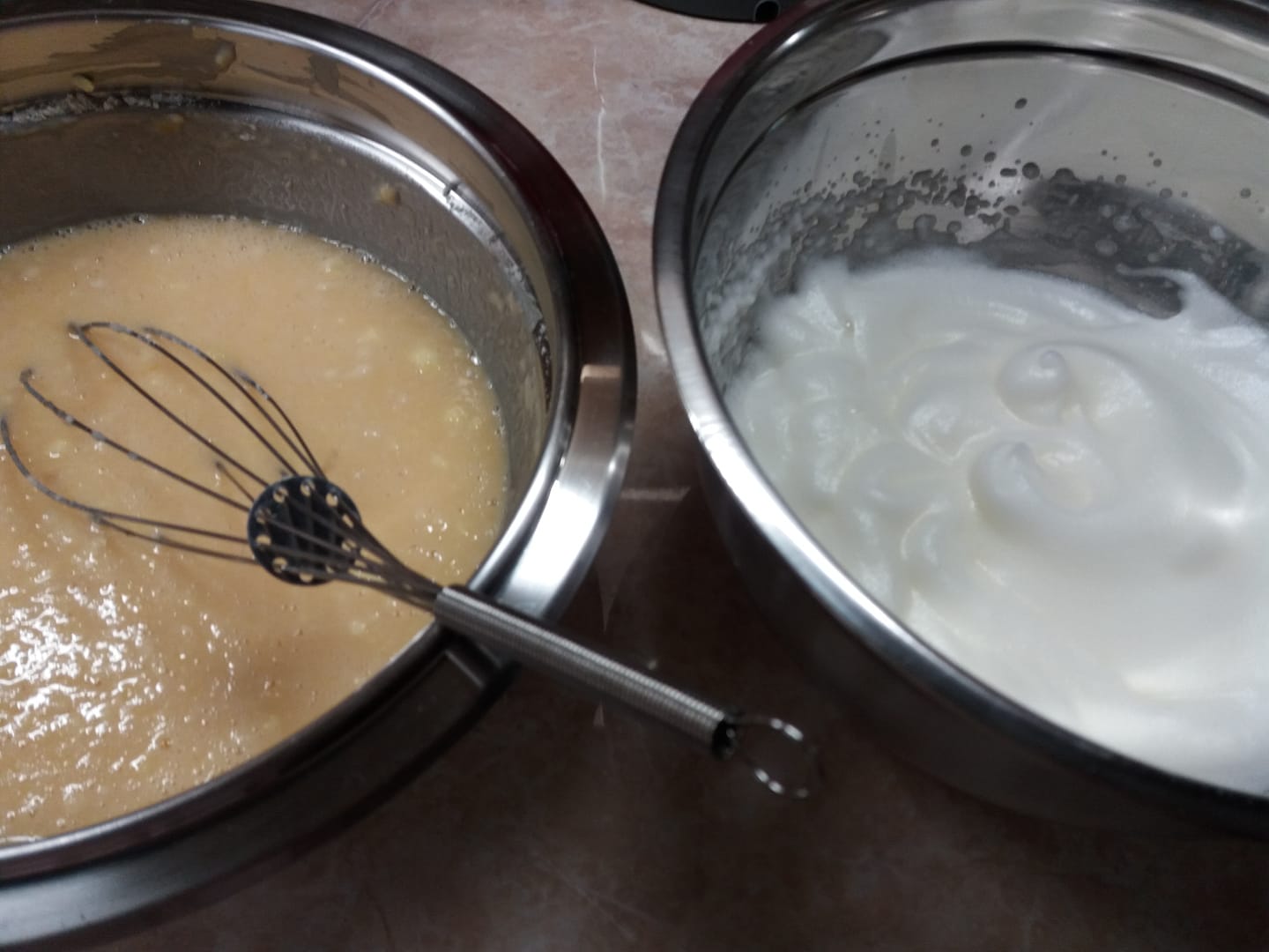 Ελαφριές ατομικές πουτίγκες λεμονιού