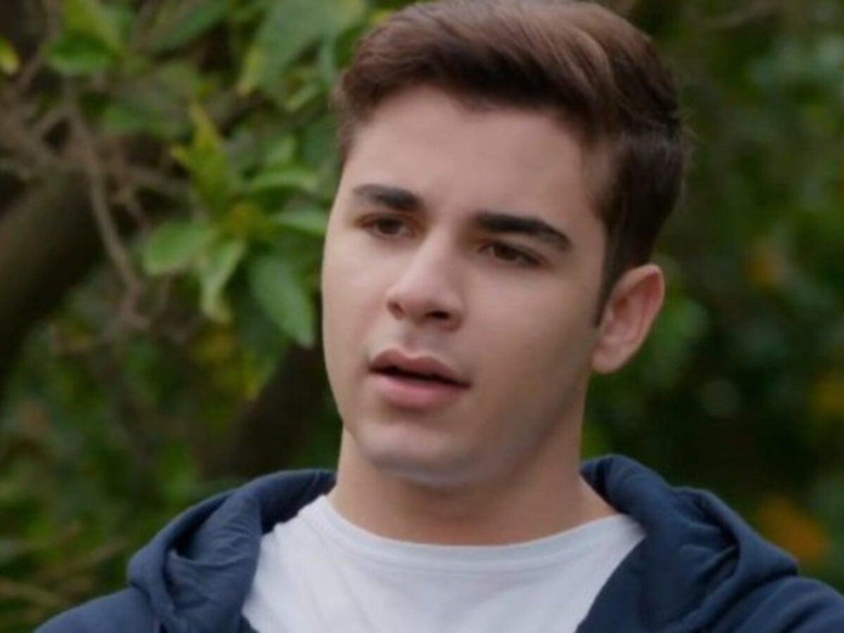 Η Γη της Ελιάς: Ο Παρασκευάς την πιάνει επ αυτοφώρω και την κάνει βούκινο σε όλη την Μάνη