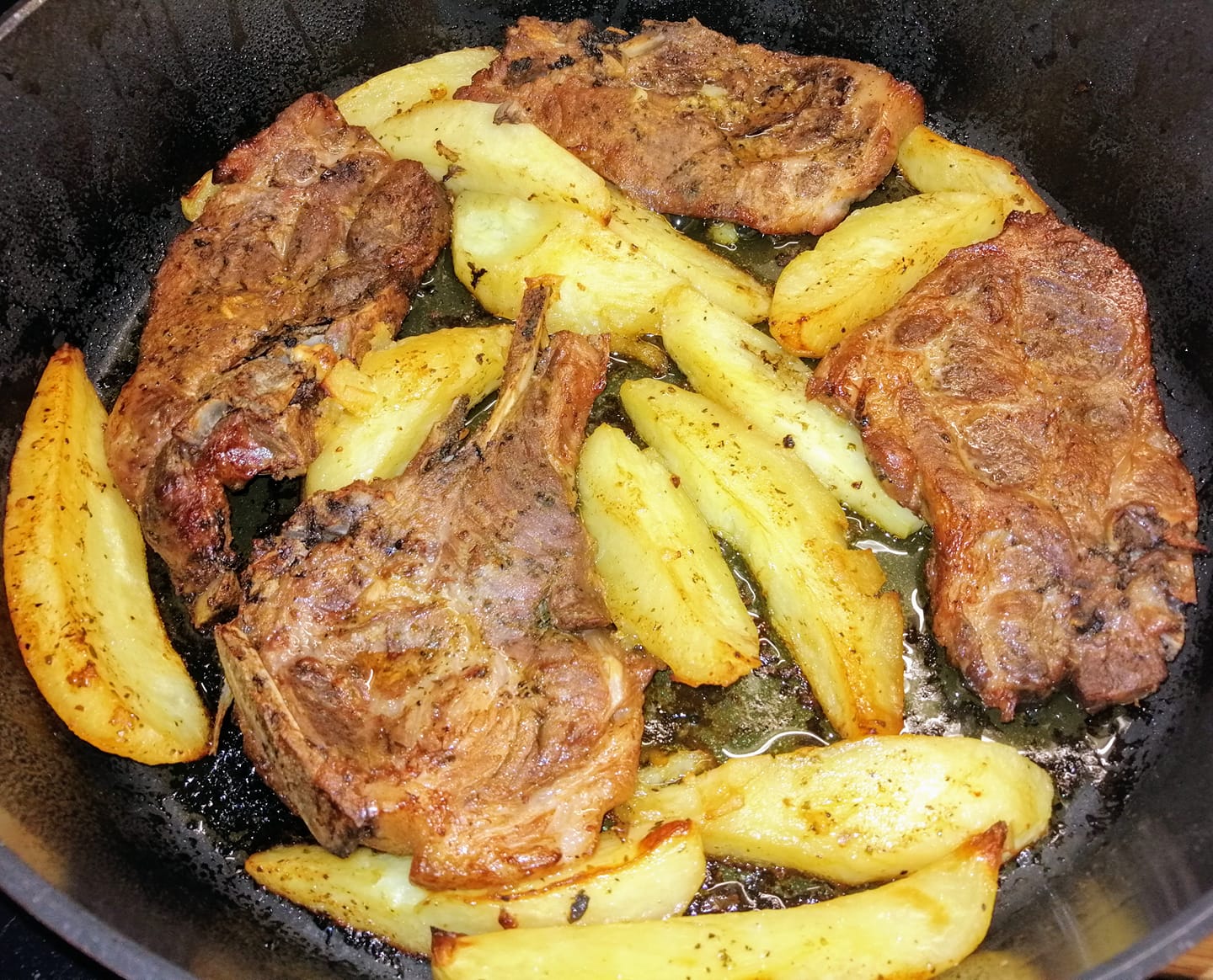 χοιρινές-μπριζόλες-με-πατάτες-