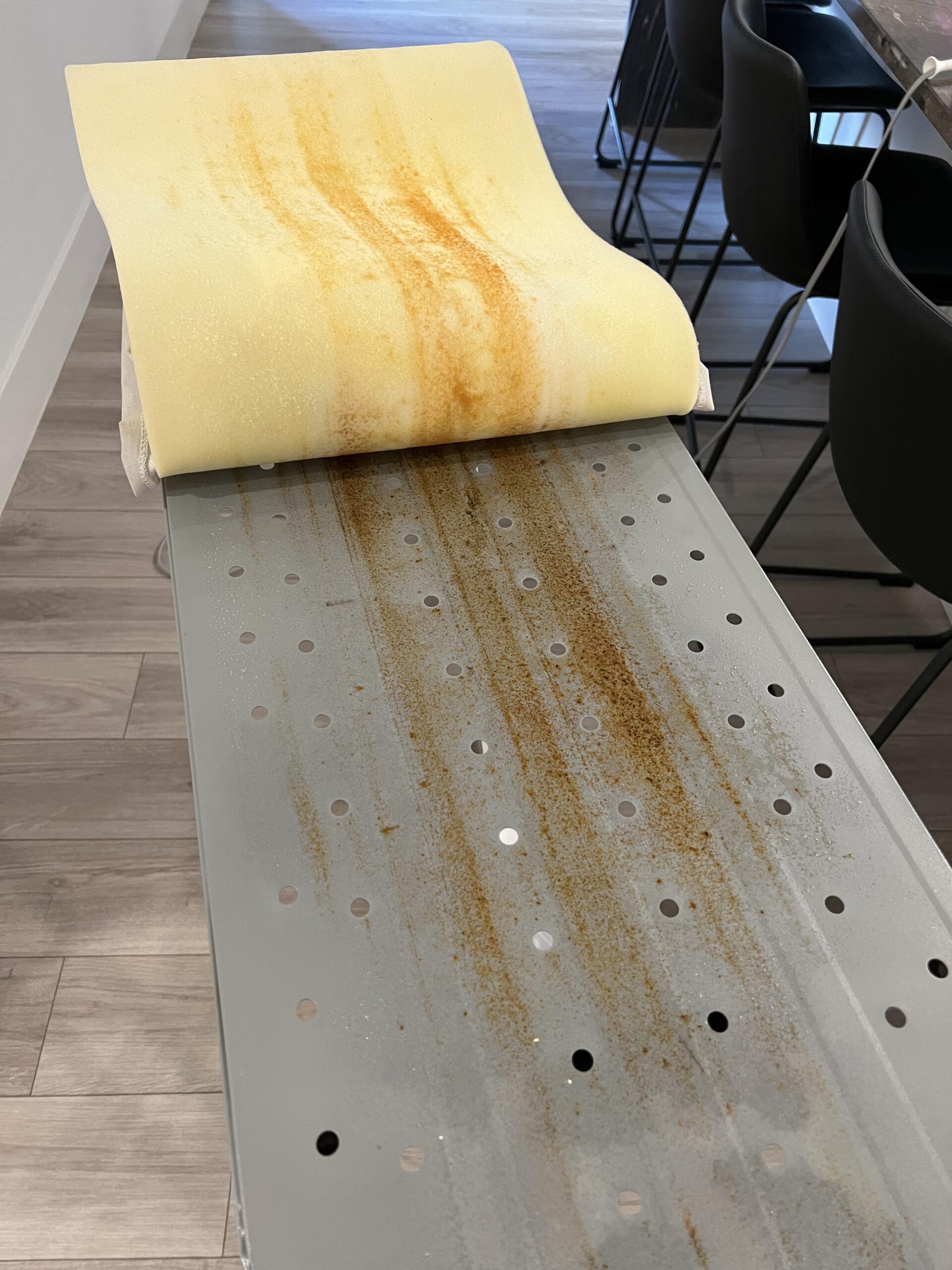 Καψίματα από το σίδερο ξηλωμένες επιφάνειες και σημάδια από τη πολυκαιρία - Κόλπα για να κρατήσεις τη σιδερώστρα σα καινούρια