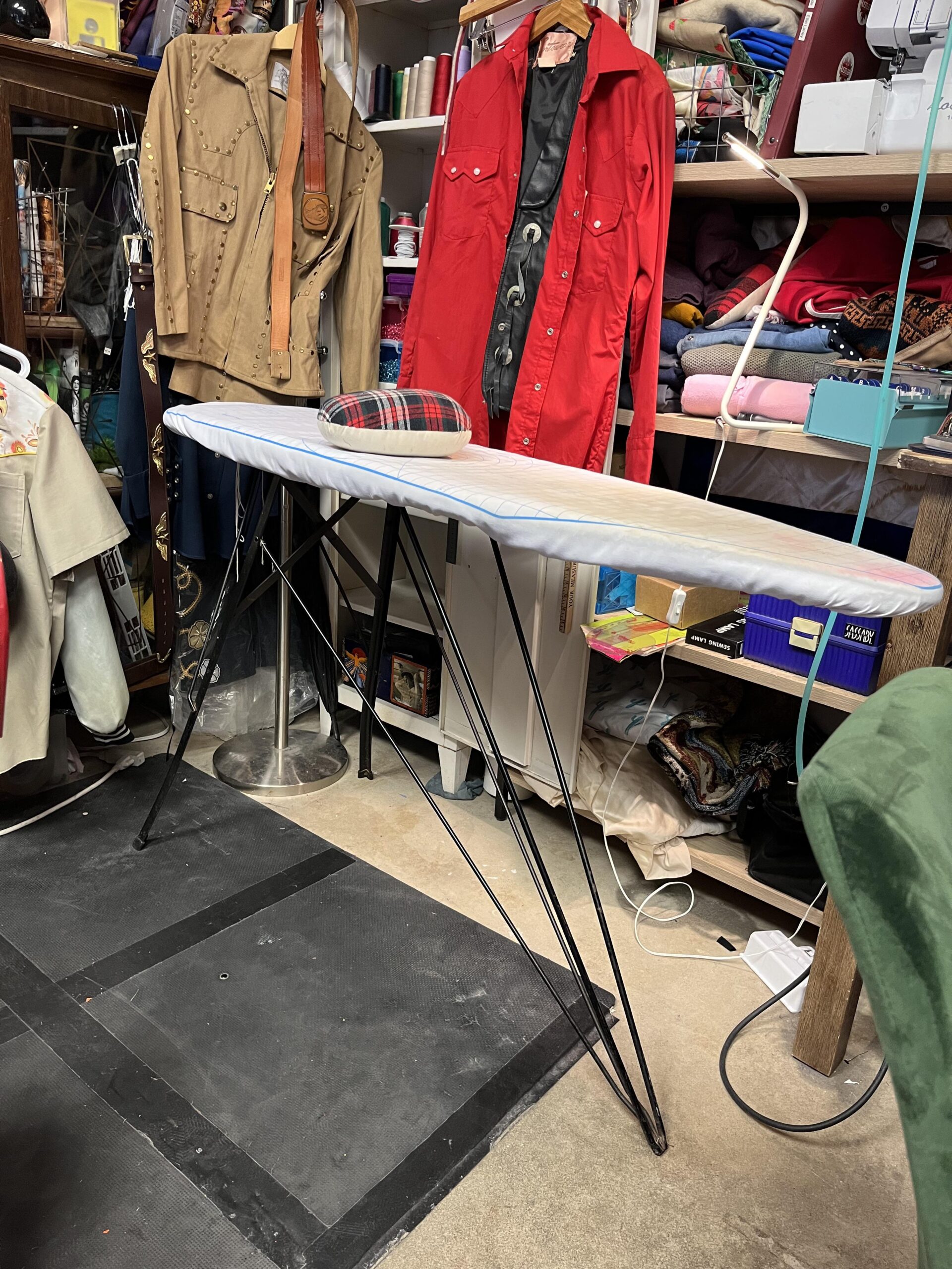 Καψίματα από το σίδερο ξηλωμένες επιφάνειες και σημάδια από τη πολυκαιρία - Κόλπα για να κρατήσεις τη σιδερώστρα σα καινούρια