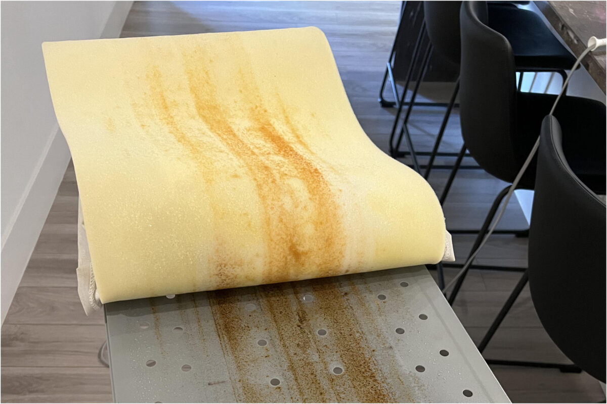 Καψίματα από το σίδερο ξηλωμένες επιφάνειες και σημάδια από τη πολυκαιρία - Κόλπα για να κρατήσεις τη σιδερώστρα σα καινούρια