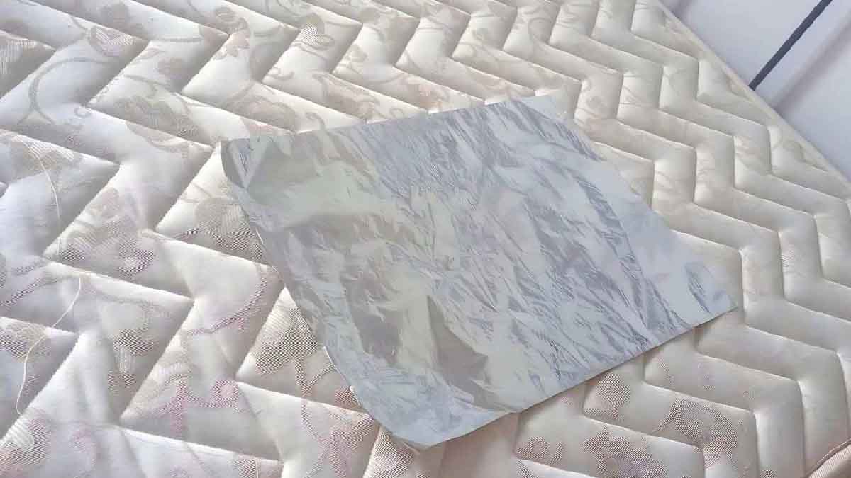 Η κινέζικη τεχνική με το αλουμινόχαρτο στο στρώμα του κρεβατιού που όλοι πρέπει να κάνετε πριν πάτε για ύπνο