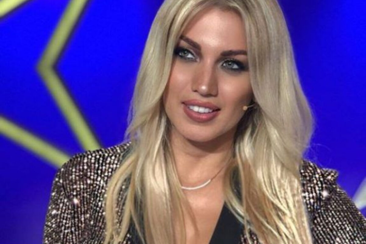 Κωνσταντίνα-Σπυροπούλου-παρουσιάστρια-