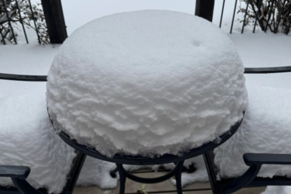 χιόνι-στο-τραπεζάκι-του-σαλονιού-