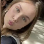 Λόρα: Καρέ καρέ η στιγμή που η 16χρονη αγοράζει εισιτήριο για Φρανκφούρτη (βίντεο)