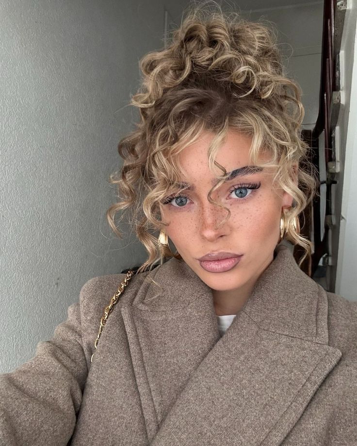 ψηλός-κότσος-με-μπούκλες-