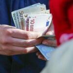 Μηνιαίο επίδομα 100 ευρώ: Ποιοι εργαζόμενοι το δικαιούνται