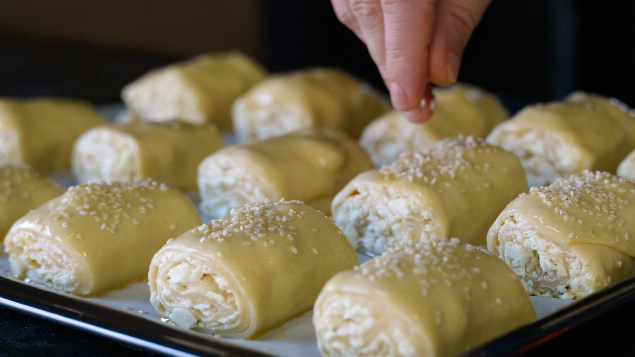 Μπουρεκάκια-τυριού-με σουσάμι-για το ταπεράκι του σχολείου-συνταγή-ωμά-