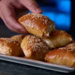 Μπουρεκάκια τυριού με σουσάμι για το ταπεράκι του σχολείου