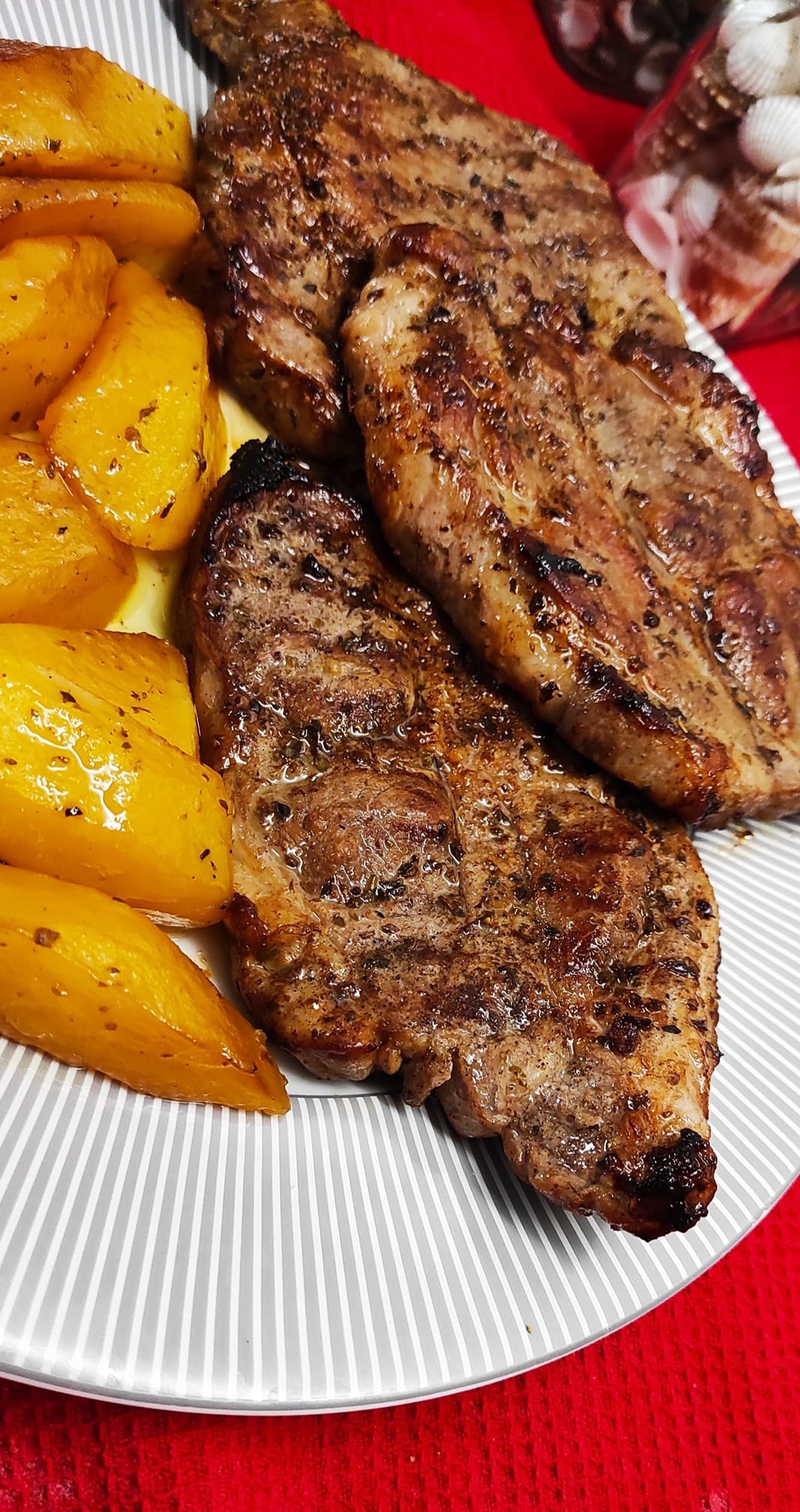 Μπριζόλες λαιμού στο σχαροτήγανο με πατάτες φούρνου