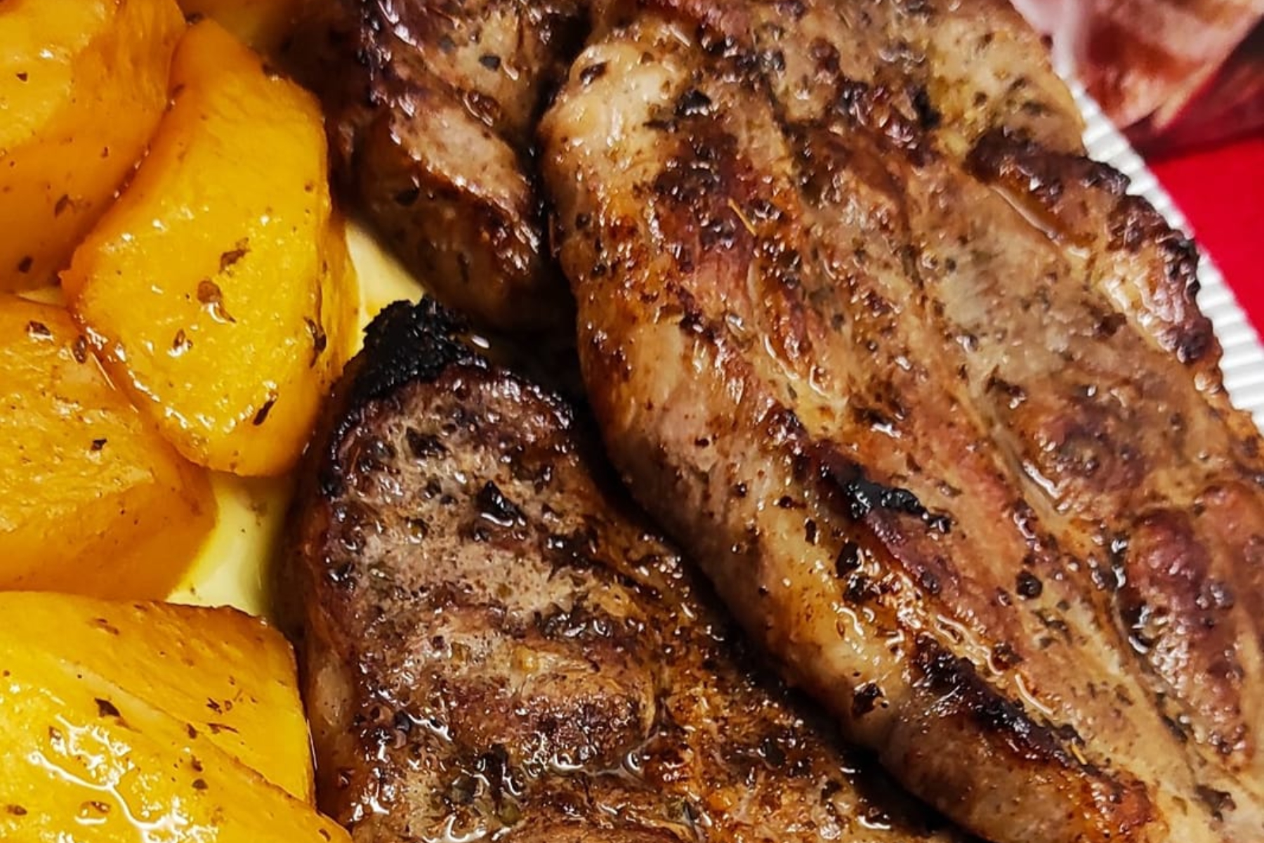 Μπριζόλες λαιμού στο σχαροτήγανο με πατάτες φούρνου