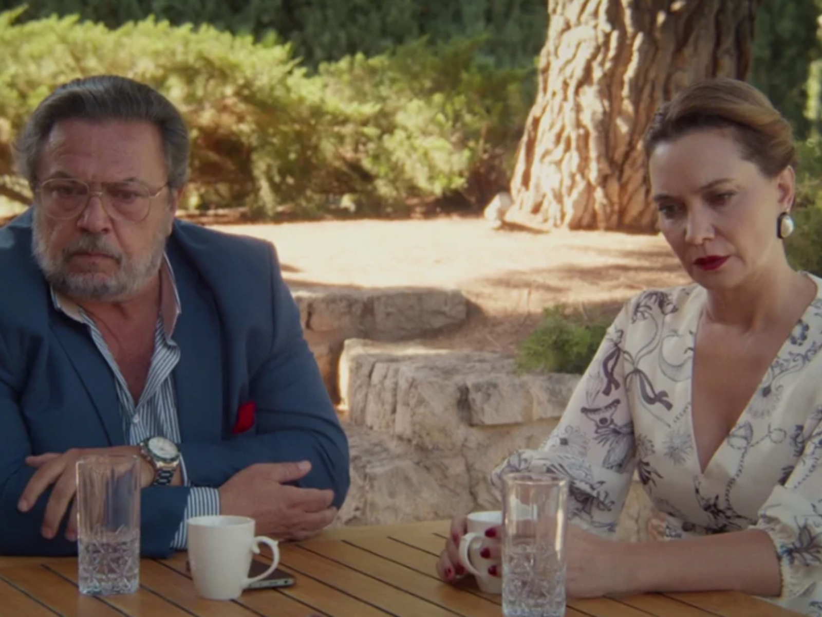 Να μ αγαπάς: Ο Θεόφιλος φυλακίζει σε ένα χρυσο κλουβί τη Ζωή