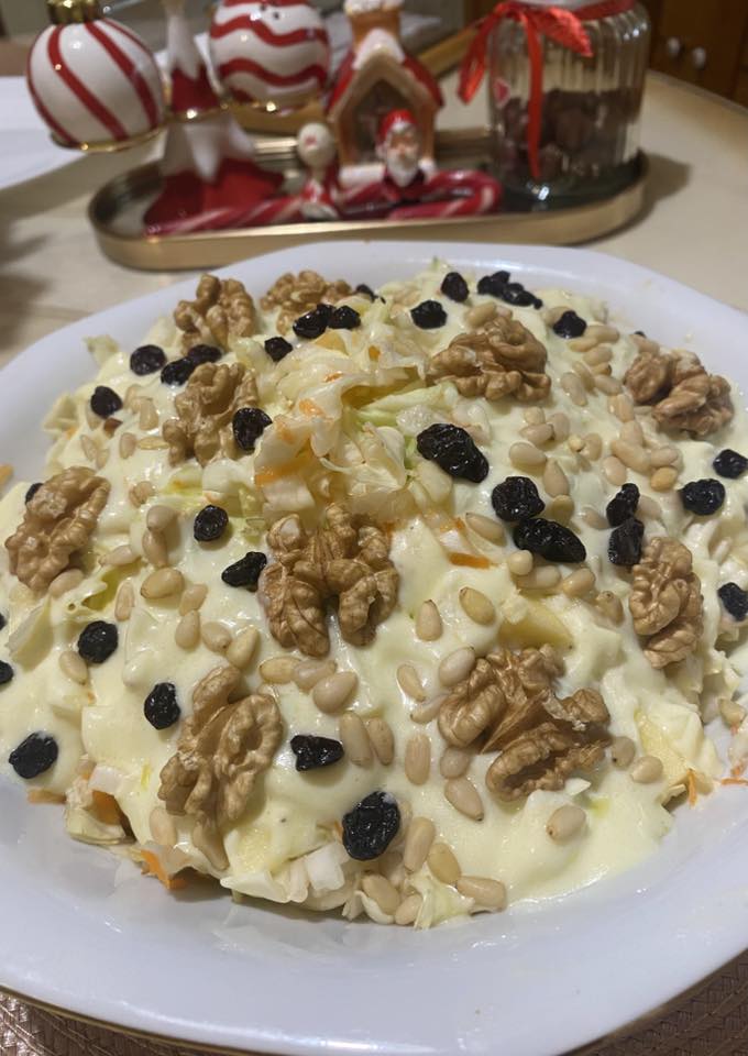 Νόστιμη λαχανοσαλάτα με σώς γιαουρτιού και καρύδια