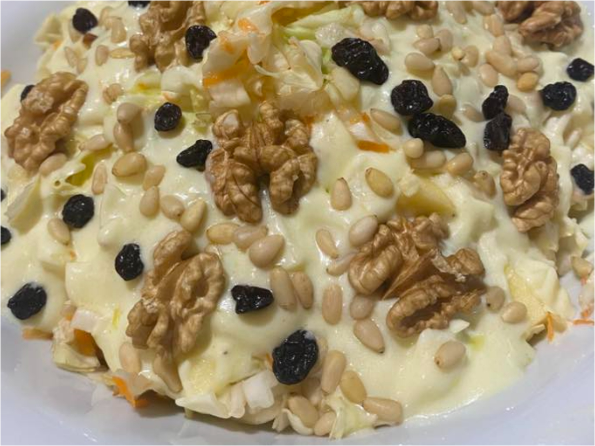 Νόστιμη λαχανοσαλάτα με σώς γιαουρτιού και καρύδια