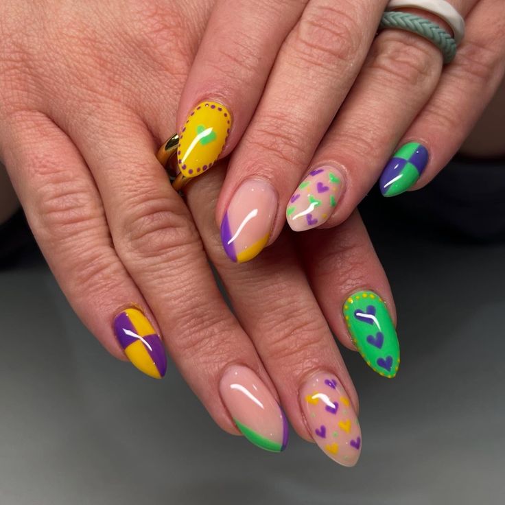 χρωματιστά-νύχια-με-σχέδια-