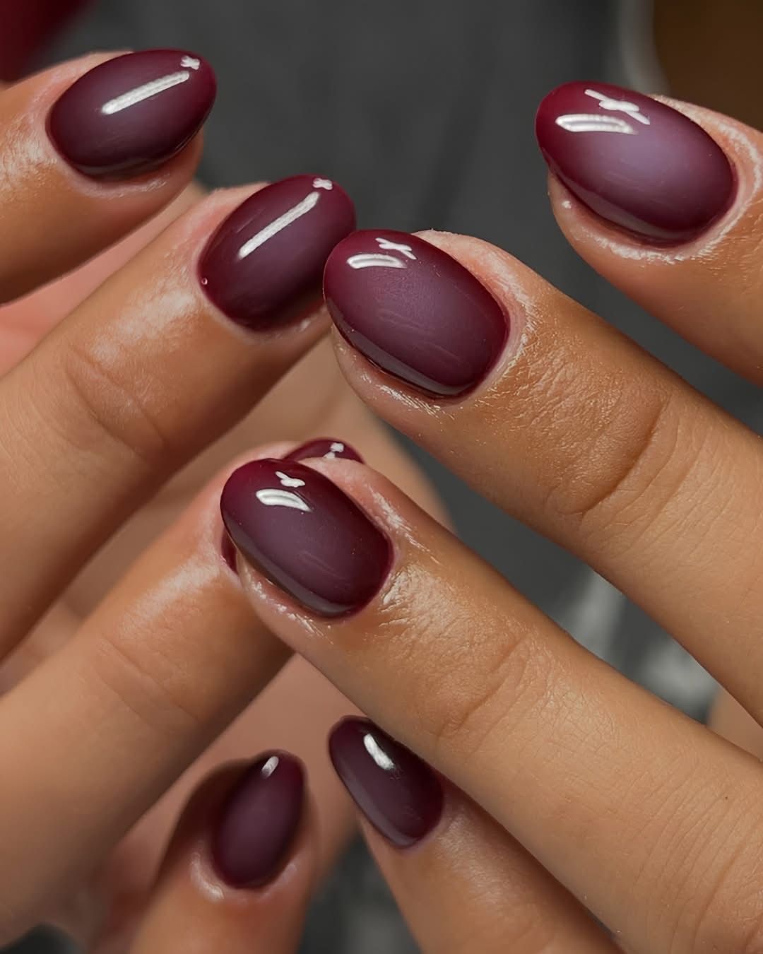 μπορντό-νύχια-με-λευκά σχέδια- μπορντό-νύχια-με-λευκά σχέδια-