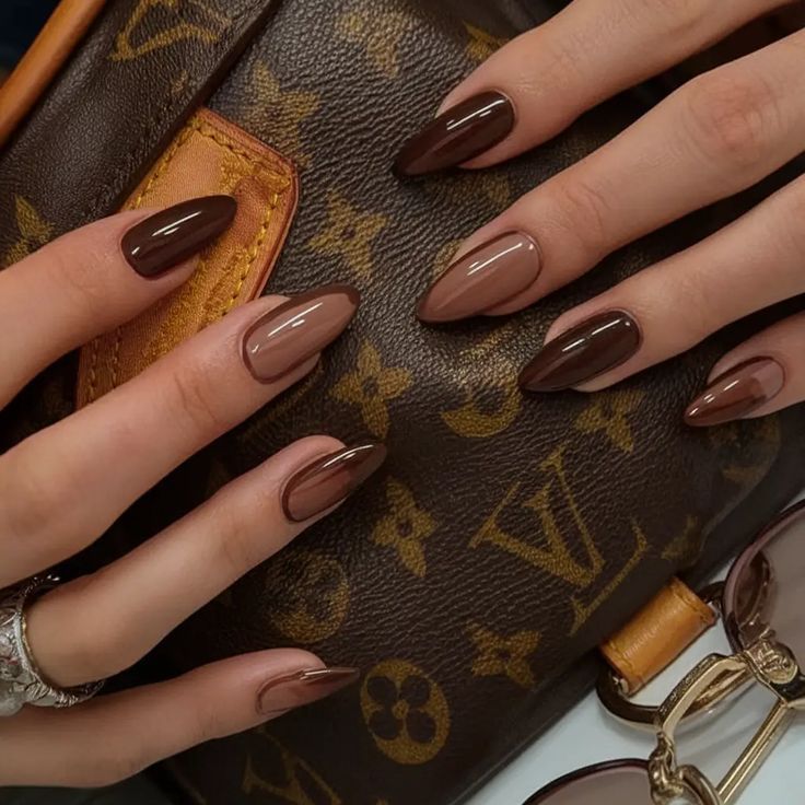 καφέ-νύχια-με-σχέδια-