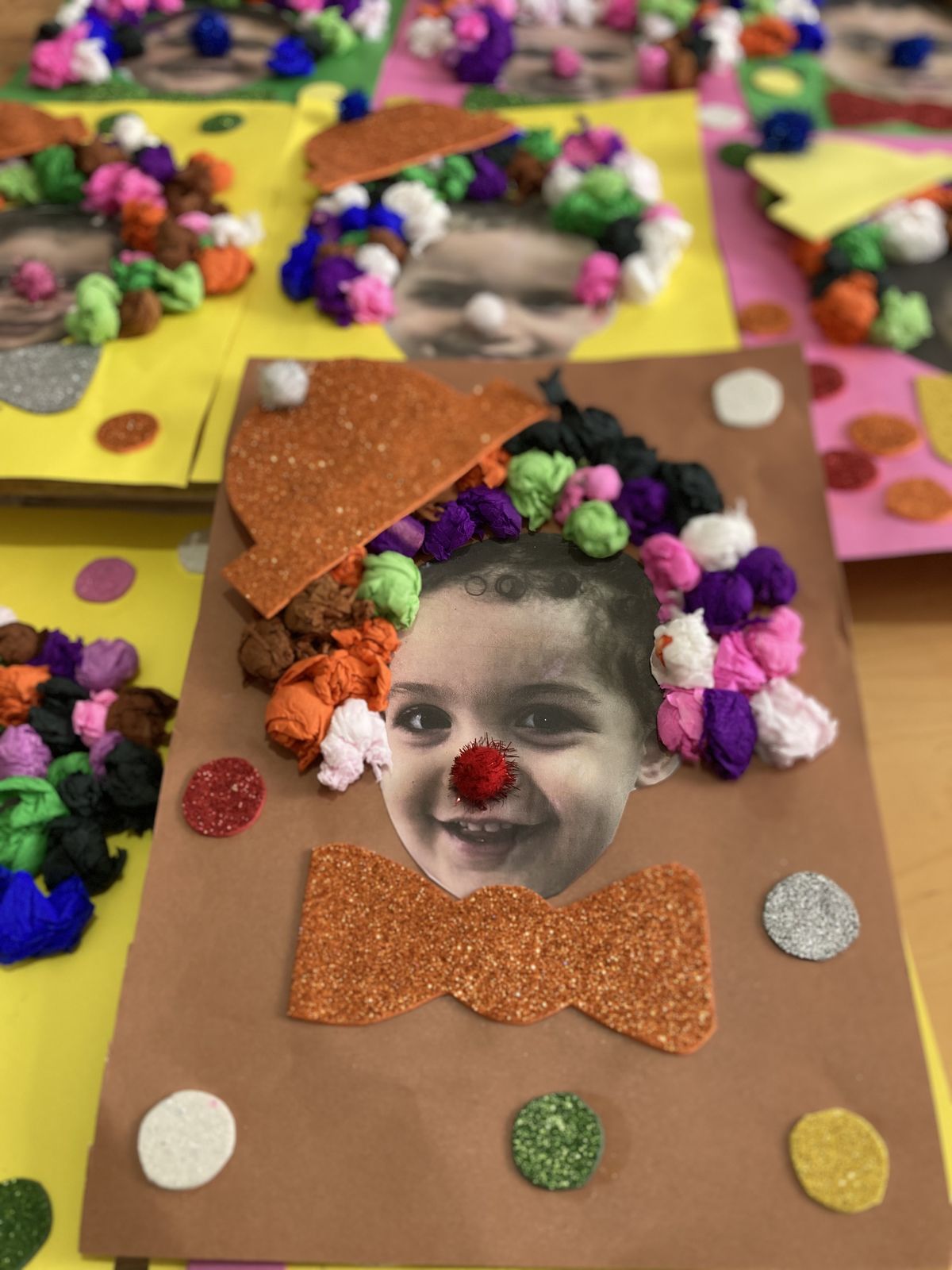 clown-με-ρυζόχαρτο-χαρτόνι-με-γκλίτερ-και-τη-φωτογραφία-του-παιδιού-