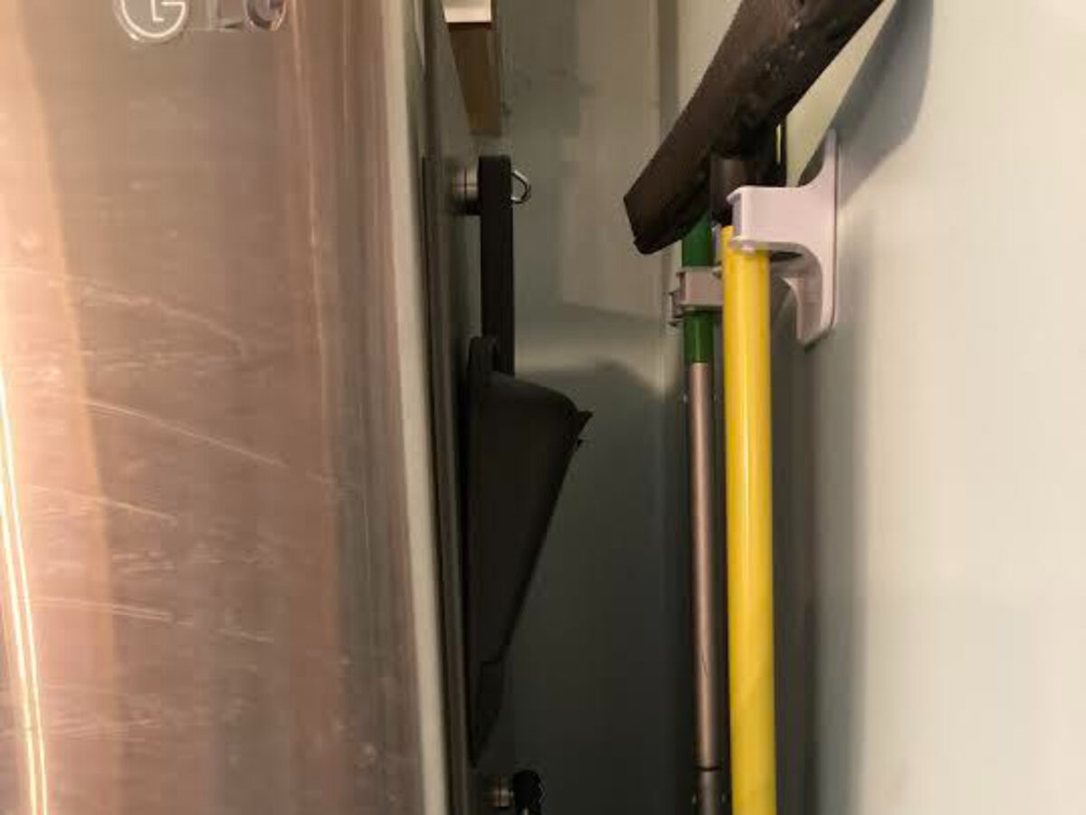 Οι μυστικές «κρυψώνες» που έχει κάθε σπίτι και θα σου λύσουν τα χέρια στην αποθήκευση της σκούπας και της σφουγγαρίστρας σου