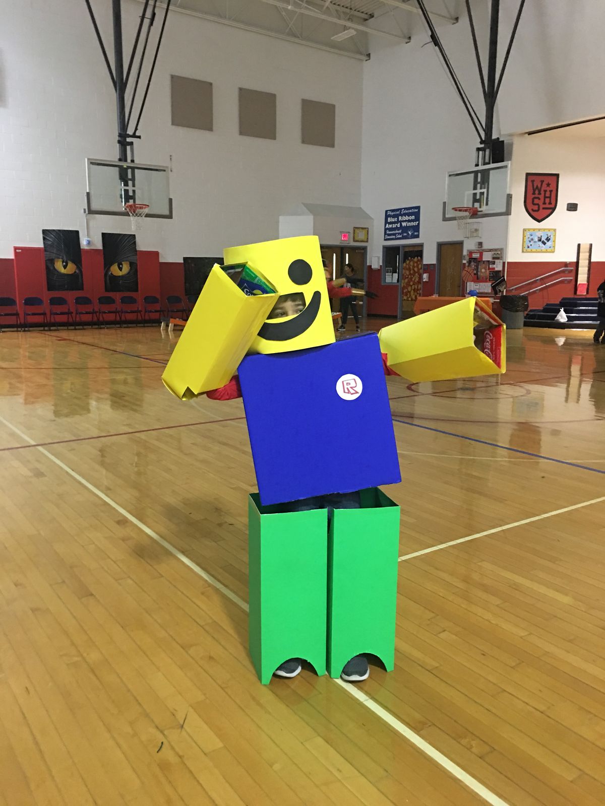 στολή-Roblox-με-κούτες-για-τις-Απόκριες- στολή-Roblox-με-κούτες-για-τις-Απόκριες-